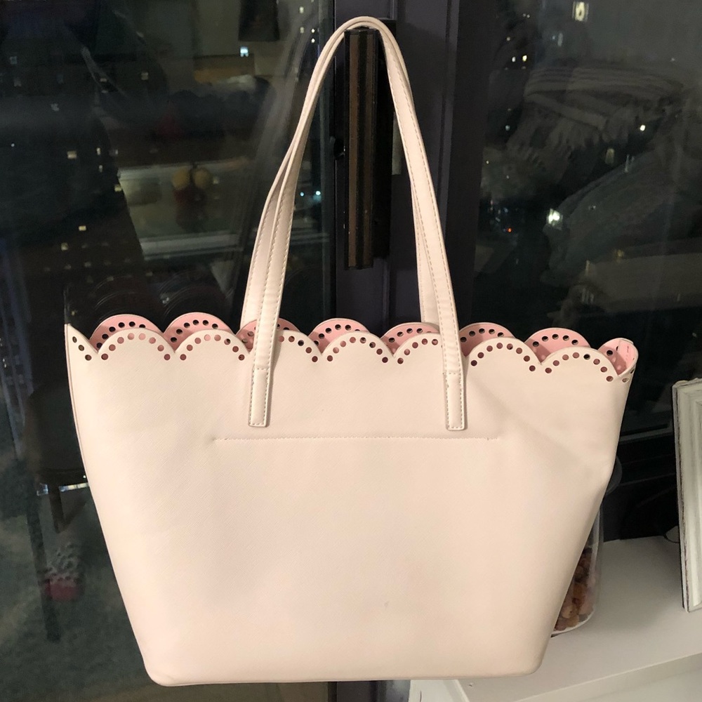 • scalloped faux leather tote •